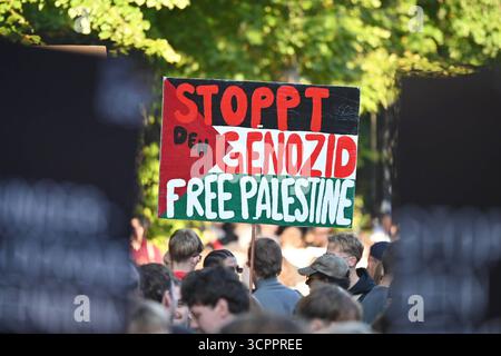 Kundgebung tutti gli occhi su Gaza am Samstag 27.09.2025 an der Siegessaeule im Tiergarten a Berlino. Mehr als 50 Organisationen unterstuetzen den Aufruf zur Kundgebung, Darunter Amnesty International und medico International. DAS breite Buendnis sarà dannato a Berlino ein Zeichen gegen den Krieg a Gaza und Waffenlieferungen un setzen israeliano. Siehe epd-Meldung vom 27.09.2025 SOLO USO EDITORIALE *** Rally tutti gli occhi su Gaza sabato 27 09 2025 presso la colonna della Vittoria a Tiergarten a Berlino più di 50 organizzazioni sostengono l'invito per la manifestazione, tra cui Amnesty International e medico International Foto Stock