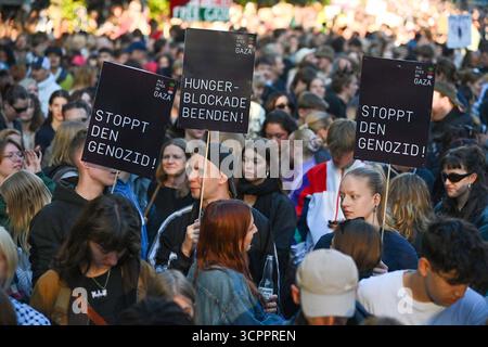Kundgebung tutti gli occhi su Gaza am Samstag 27.09.2025 an der Siegessaeule im Tiergarten a Berlino. Mehr als 50 Organisationen unterstuetzen den Aufruf zur Kundgebung, Darunter Amnesty International und medico International. DAS breite Buendnis sarà dannato a Berlino ein Zeichen gegen den Krieg a Gaza und Waffenlieferungen un setzen israeliano. Siehe epd-Meldung vom 27.09.2025 SOLO USO EDITORIALE *** Rally tutti gli occhi su Gaza sabato 27 09 2025 presso la colonna della Vittoria a Tiergarten a Berlino più di 50 organizzazioni sostengono l'invito per la manifestazione, tra cui Amnesty International e medico International Foto Stock