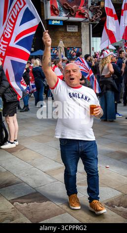 Londra, Regno Unito. 13 settembre 2025. Manifestanti della marcia Unite il Regno. Marciate verso la Piazza del Parlamento con Union Jacks e le bandiere inglesi di St Georges. Foto Stock