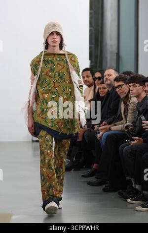 Milano, Italia. 27 settembre 2025. Milano (Italia), 09/27/2025 - Milan Fashion Week/Unstage IED Fashion Show - Unstage IED Fashion Show con performance di Scarlett Rouge, nell'ambito della Milan Fashion Week, si è svolto presso la Galleria Lia Rumma di Milano il pomeriggio di sabato 27 settembre 2025. (Foto: Edson De Souza/Thenews2/Zumapress) (immagine di credito: © Edson Teodoro De Souza/TheNEWS2 via ZUMA Press Wire) SOLO PER USO EDITORIALE! Non per USO commerciale! Foto Stock