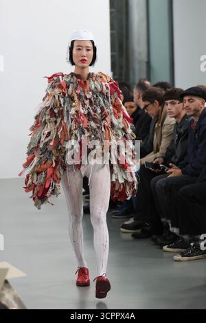 Milano, Italia. 27 settembre 2025. Milano (Italia), 09/27/2025 - Milan Fashion Week/Unstage IED Fashion Show - Unstage IED Fashion Show con performance di Scarlett Rouge, nell'ambito della Milan Fashion Week, si è svolto presso la Galleria Lia Rumma di Milano il pomeriggio di sabato 27 settembre 2025. (Foto: Edson De Souza/Thenews2/Zumapress) (immagine di credito: © Edson Teodoro De Souza/TheNEWS2 via ZUMA Press Wire) SOLO PER USO EDITORIALE! Non per USO commerciale! Foto Stock