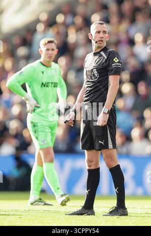 Londra, Regno Unito. 27 settembre 2025. Arbitro Chris Kavanagh durante la partita di Premier League tra Crystal Palace e Liverpool al Selhurst Park di Londra, Inghilterra. Credito: SPP Sport Press Photo. /Alamy Live News Foto Stock