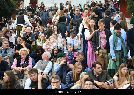 Monaco, Germania. 27 settembre 2025. Gli ospiti affollano i gradini della Baviera all'Oktoberfest. La 190esima Oktoberfest si svolgerà dal 20 settembre al 5 ottobre 2025 sul Theresienwiese di Monaco. Crediti: Felix Hörhager/dpa/Alamy Live News Foto Stock