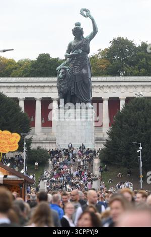 Monaco, Germania. 27 settembre 2025. Visitatori dell'Oktoberfest Pass di fronte alla Baviera. La 190esima Oktoberfest si svolgerà dal 20 settembre al 5 ottobre 2025 sul Theresienwiese di Monaco. Crediti: Felix Hörhager/dpa/Alamy Live News Foto Stock