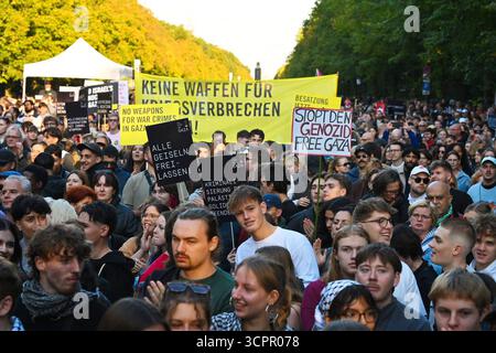 Kundgebung tutti gli occhi su Gaza am Samstag 27.09.2025 an der Siegessaeule im Tiergarten a Berlino. Mehr als 50 Organisationen unterstuetzen den Aufruf zur Kundgebung, Darunter Amnesty International und medico International. DAS breite Buendnis sarà dannato a Berlino ein Zeichen gegen den Krieg a Gaza und Waffenlieferungen un setzen israeliano. Siehe epd-Meldung vom 27.09.2025 SOLO USO EDITORIALE *** Rally tutti gli occhi su Gaza sabato 27 09 2025 presso la colonna della Vittoria a Tiergarten a Berlino più di 50 organizzazioni sostengono l'invito per la manifestazione, tra cui Amnesty International e medico International Foto Stock