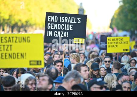Kundgebung tutti gli occhi su Gaza am Samstag 27.09.2025 an der Siegessaeule im Tiergarten a Berlino. Mehr als 50 Organisationen unterstuetzen den Aufruf zur Kundgebung, Darunter Amnesty International und medico International. DAS breite Buendnis sarà dannato a Berlino ein Zeichen gegen den Krieg a Gaza und Waffenlieferungen un setzen israeliano. Siehe epd-Meldung vom 27.09.2025 SOLO USO EDITORIALE *** Rally tutti gli occhi su Gaza sabato 27 09 2025 presso la colonna della Vittoria a Tiergarten a Berlino più di 50 organizzazioni sostengono l'invito per la manifestazione, tra cui Amnesty International e medico International Foto Stock