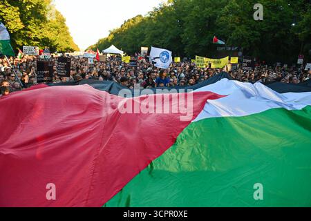 Kundgebung tutti gli occhi su Gaza am Samstag 27.09.2025 an der Siegessaeule im Tiergarten a Berlino. Mehr als 50 Organisationen unterstuetzen den Aufruf zur Kundgebung, Darunter Amnesty International und medico International. DAS breite Buendnis sarà dannato a Berlino ein Zeichen gegen den Krieg a Gaza und Waffenlieferungen un setzen israeliano. Siehe epd-Meldung vom 27.09.2025 SOLO USO EDITORIALE *** Rally tutti gli occhi su Gaza sabato 27 09 2025 presso la colonna della Vittoria a Tiergarten a Berlino più di 50 organizzazioni sostengono l'invito per la manifestazione, tra cui Amnesty International e medico International Foto Stock