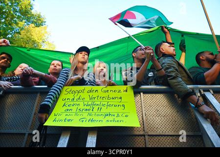 Kundgebung tutti gli occhi su Gaza am Samstag 27.09.2025 an der Siegessaeule im Tiergarten a Berlino. Mehr als 50 Organisationen unterstuetzen den Aufruf zur Kundgebung, Darunter Amnesty International und medico International. DAS breite Buendnis sarà dannato a Berlino ein Zeichen gegen den Krieg a Gaza und Waffenlieferungen un setzen israeliano. Siehe epd-Meldung vom 27.09.2025 SOLO USO EDITORIALE *** Rally tutti gli occhi su Gaza sabato 27 09 2025 presso la colonna della Vittoria a Tiergarten a Berlino più di 50 organizzazioni sostengono l'invito per la manifestazione, tra cui Amnesty International e medico International Foto Stock