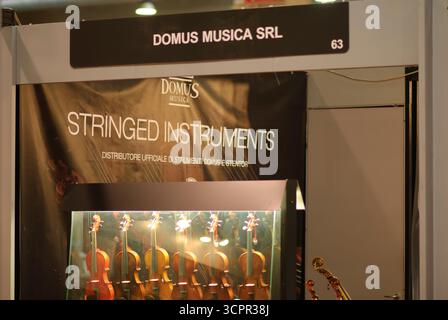 Cremona, Italia - 26 settembre 2025 strumenti musicali a corde artigianali esposti alla Fiera Internazionale Cremona musica Lombardia Italia Foto Stock