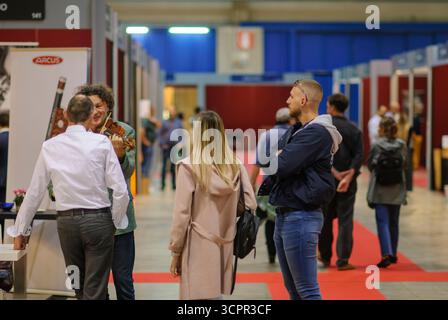 Cremona, Italia - 26 settembre 2025 Mostra Internazionale Cremona musica che espone squisiti strumenti musicali artigianali in Lombardia Italia A. Foto Stock