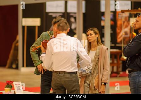 Cremona, Italia - 26 settembre 2025 esposizione di strumenti artigianali alla Fiera Internazionale Cremona musica in Lombardia Foto Stock