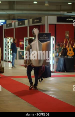 Cremona, Italia - 26 settembre 2025 Cremona musica Mostra Internazionale di strumenti musicali artigianali in Lombardia Italia con musica Foto Stock