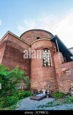 Vista laterale ravvicinata dell'antica chiesa della Rotonda di San Giorgio a Sofia, Bulgaria, con pareti in mattoni rossi e finestre ad arco. Foto Stock