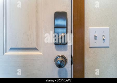 Gli interruttori delle luci sono comodamente posizionati accanto alla porta interna di un residence Foto Stock