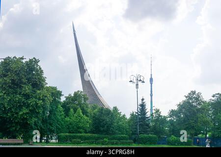 Mosca, Russia - 22 luglio 2025: Veduta del Monumento ai conquistatori dello spazio e della torre della televisione di Ostankino Foto Stock