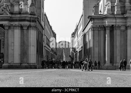Torino, Italia - 28 marzo 2022: Via Roma è un'arteria vitale e un quartiere dello shopping di lusso che vibra attraverso il centro storico di Torino, il Piemonte, Italia Foto Stock