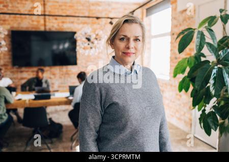 Ritratto di una donna professionista in ufficio sicura di sé Foto Stock