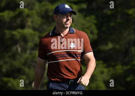 Farmingdale, Stati Uniti. 27 settembre 2025. Rory McIlroy dell'Irlanda del Nord del Team Europe sul fairway di 13 buche durante i round mattutini del secondo giorno di gara durante la Ryder Cup 2025, a Bethpage Black Course, Farmingdale, NY, 27 settembre 2025. (Foto di Anthony Behar/SipaUSA) credito: SIPA USA/Alamy Live News Foto Stock