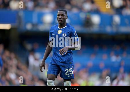 Londra, Regno Unito. 27 settembre 2025. Moises Caicedo del Chelsea durante la partita Chelsea vs Brighton & Hove Albion Premier League allo Stamford Bridge di Londra. Questa immagine è SOLO per USO EDITORIALE. Licenza richiesta da Football DataCo per qualsiasi altro utilizzo. Crediti: MARTIN DALTON/Alamy Live News Foto Stock