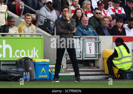Londra, Inghilterra, Regno Unito. 27 settembre 2025. Il manager del Brentford FC Keith Andrews durante la partita Brentford FC vs Manchester United FC Premier League al Gtech Community Stadium di Londra, Inghilterra, Regno Unito il 27 settembre 2025 Credit: Sally Rawlins/Every Second Media Credit: Every Second Media/Alamy Live News Foto Stock