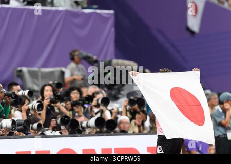 Tokyo, Giappone. 16 settembre 2025. Rachid Muratake (Giappone) posa di fronte ai fotografi con una bandiera giapponese dopo la finale di 110 metri ostacoli durante i Campionati mondiali di atletica leggera 2025 al NationalStadium di Tokyo, Giappone. Credito: SPP Sport Press Photo. /Alamy Live News Foto Stock