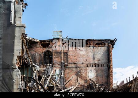 Interni bruciati e viscati di un vecchio edificio commerciale e residenziale in mattoni rossi devastato da un incendio, Old Montreal, Quebec, Canada. Foto Stock