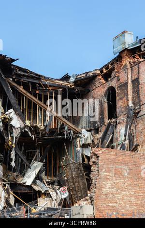 Interni bruciati e viscati di un vecchio edificio commerciale e residenziale in mattoni rossi devastato da un incendio, Old Montreal, Quebec, Canada. Foto Stock