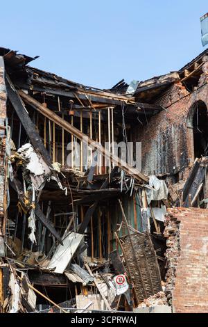 Interni bruciati e viscati di un vecchio edificio commerciale e residenziale in mattoni rossi devastato da un incendio, Old Montreal, Quebec, Canada. Foto Stock