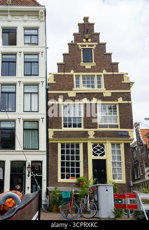 Casa iconica su un canale di Amsterdam, Paesi Bassi Foto Stock