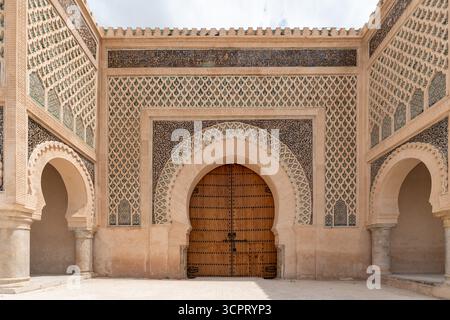 Facciata monumentale della porta Bab Mansour, l'ingresso principale alla città vecchia di Meknes e il punto di riferimento più famoso della città, il Marocco Foto Stock