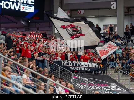 Bonn, Germania. 27 settembre 2025. Gästefans aus Würzburg im Telekom Dome Telekom Baskets Bonn - fitness First Würzburg Baskets 27.09.2025 Basketball, easyCredit Basketball Bundesliga, 1. Spieltag, GER, Bonn, Telekom Dome Bonn credito: dpa/Alamy Live News Foto Stock