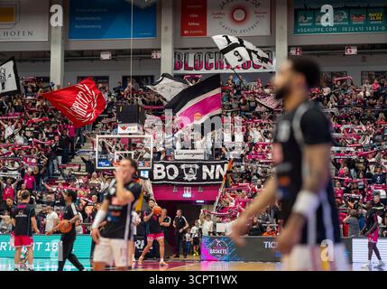 Bonn, Germania. 27 settembre 2025. Cestelli Fanblock von Telekom Bonn. Telekom Baskets Bonn - fitness First Würzburg Baskets 27.09.2025 Basket, Bundesliga di pallacanestro easyCredit, 1. Spieltag, GER, Bonn, Telekom Dome Bonn credito: dpa/Alamy Live News Foto Stock