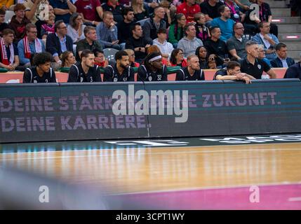 Bonn, Germania. 27 settembre 2025. Ersatzspieler von fitness First Würzburg Baskets Telekom Baskets Bonn - fitness First Würzburg Baskets 27.09.2025 Basketball, easyCredit Basketball Bundesliga, 1. Spieltag, GER, Bonn, Telekom Dome Bonn credito: dpa/Alamy Live News Foto Stock