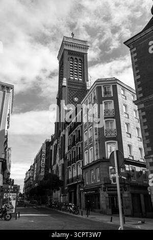 Madrid, Spagna - FEB 16, 2022: Chiesa Parrocchiale di Santa Cruz, suggestiva chiesa del XIX secolo con una facciata rossa e bianca nella Plaza Mayor di Madrid. Foto Stock