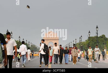 NUOVA DELHI, INDIA - 20 SETTEMBRE: Visitatori all'India Gate durante una giornata calda, il 20 settembre 2025 a nuova Delhi, India. Foto di Arvind Yadav/Hindustan Times tempo caldo a Delhi-NCR Foto Stock