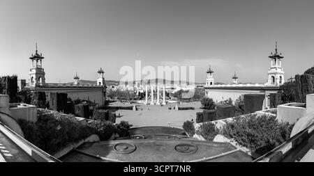Barcellona, Spagna - FEB 11, 2022: Placa d'Espanya è una delle piazze più importanti di Barcellona, costruita per l'esposizione internazionale di Barcellona del 1929. Foto Stock
