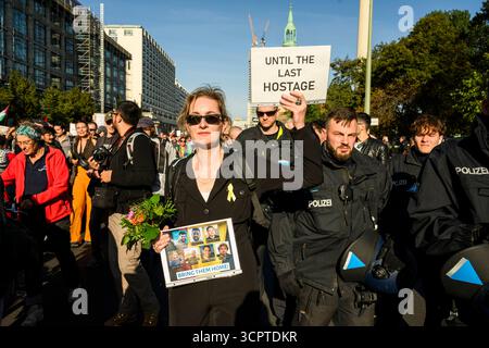 Pro-Palästinensische Demo a Berlino AM 27.09.2025 demonstrierten CA. 60000 Menschen gegen den Krieg a Gaza. Unter dem motto Zusammen für Gaza. Stoppt den Völkermord. Keine Waffenlieferungen für Israele. Humanitäre Hilfe jetzt. Liefen die Demonstranten zusammen zum großen Stern, Wo Kundgebung tutti gli occhi sulla Stattfand di Gaza. Aufgerufen Hat ein breites Bündnis, wozu unter anderem auch Amnesty International, medico International und auch die Partei die Linke zählen. Hier im Bild Die FDP Politikerin Karoline Preisler, welche sich seit dem Überfall der Hamas auf Israel AM 07.10.2023, auch am Rande Pro-P. Foto Stock