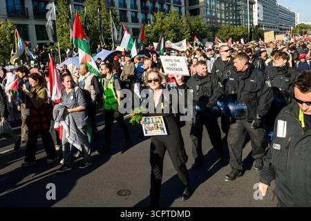 Pro-Palästinensische Demo a Berlino AM 27.09.2025 demonstrierten CA. 60000 Menschen gegen den Krieg a Gaza. Unter dem motto Zusammen für Gaza. Stoppt den Völkermord. Keine Waffenlieferungen für Israele. Humanitäre Hilfe jetzt. Liefen die Demonstranten zusammen zum großen Stern, Wo Kundgebung tutti gli occhi sulla Stattfand di Gaza. Aufgerufen Hat ein breites Bündnis, wozu unter anderem auch Amnesty International, medico International und auch die Partei die Linke zählen. Hier im Bild Die FDP Politikerin Karoline Preisler, welche sich seit dem Überfall der Hamas auf Israel AM 07.10.2023, auch am Rande Pro-P. Foto Stock