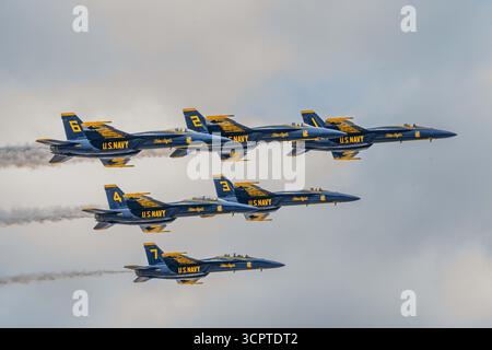 San Diego, California, Stati Uniti. 26 settembre 2025. I Blue Angels eseguirono dimostrazioni aeree all'annuale Miramar Air Show presso la Marine Corps Air Station Miramar di San Diego, California, il più grande spettacolo aereo del paese. (Credit Image: © Jonathan Chang/ZUMA Press Wire) SOLO PER USO EDITORIALE! Non per USO commerciale! Foto Stock