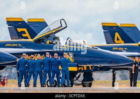 San Diego, California, Stati Uniti. 26 settembre 2025. I Blue Angels eseguirono dimostrazioni aeree all'annuale Miramar Air Show presso la Marine Corps Air Station Miramar di San Diego, California, il più grande spettacolo aereo del paese. (Credit Image: © Jonathan Chang/ZUMA Press Wire) SOLO PER USO EDITORIALE! Non per USO commerciale! Foto Stock