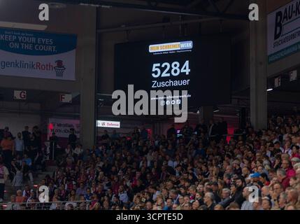 Bonn, Germania. 27 settembre 2025. Zuschauerzahl im Telekom Dome. Telekom Baskets Bonn - fitness First Würzburg Baskets 27.09.2025 Basket, Bundesliga di pallacanestro easyCredit, 1. Spieltag, GER, Bonn, Telekom Dome Bonn credito: dpa/Alamy Live News Foto Stock