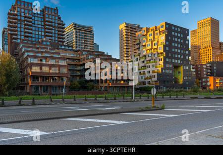 Skyline del quartiere finanziario Zuidas di Amsterdam con moderni e futuristici edifici alti, Paesi Bassi Foto Stock