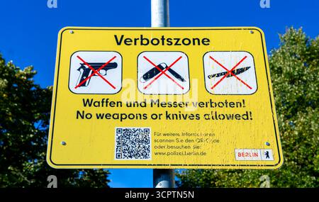 Primo piano di una zona di divieto di armi vandalizzate (Waffenverbotszone) a Kreuzberg che mostra restrizioni contro armi e coltelli. Foto Stock