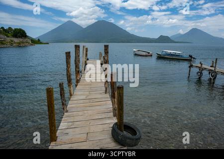 San Antonio Palopo, Guatemala - 19 luglio 2025: Veduta del lago Atitlan da San Antonio Palopo nel dipartimento di Solola, Guatemala. Foto Stock
