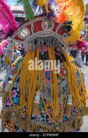 Santiago Atitlan, Guatemala - 25 luglio 2025: Dettaglio di un costume alla Conquest Dance durante la festa patronale in onore dell'Apostolo di Santiago. Foto Stock