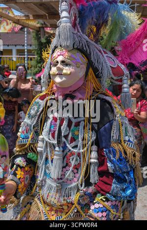 Santiago Atitlan, Guatemala - 25 luglio 2025: Dettaglio di un costume alla Conquest Dance durante la festa patronale in onore dell'Apostolo di Santiago. Foto Stock