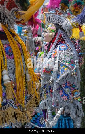 Santiago Atitlan, Guatemala - 25 luglio 2025: Dettaglio di un costume alla Conquest Dance durante la festa patronale in onore dell'Apostolo di Santiago. Foto Stock