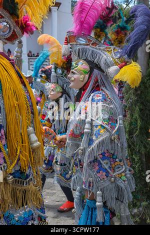 Santiago Atitlan, Guatemala - 25 luglio 2025: Dettaglio di un costume alla Conquest Dance durante la festa patronale in onore dell'Apostolo di Santiago. Foto Stock