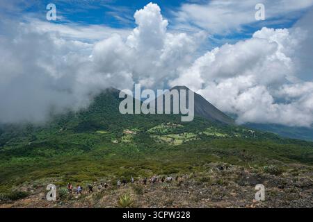 Santa Ana, El Salvador - 16 agosto 2025: Vista del vulcano Cerro Verde e del vulcano Izalco dal vulcano Santa Ana a Santa Ana, El Salvador. Foto Stock