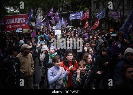 Caba, Buenos Aires, Argentina. 27 settembre 2025. Migliaia di persone e il collettivo Ni una Menos hanno marciato questo sabato 27 settembre, da Plaza de Mayo al Congresso in segno di protesta per il femminicidio triplo legato alla droga a Florencio Varela. (Credit Image: © Daniella Fernandez Realin/ZUMA Press Wire) SOLO PER USO EDITORIALE! Non per USO commerciale! Foto Stock